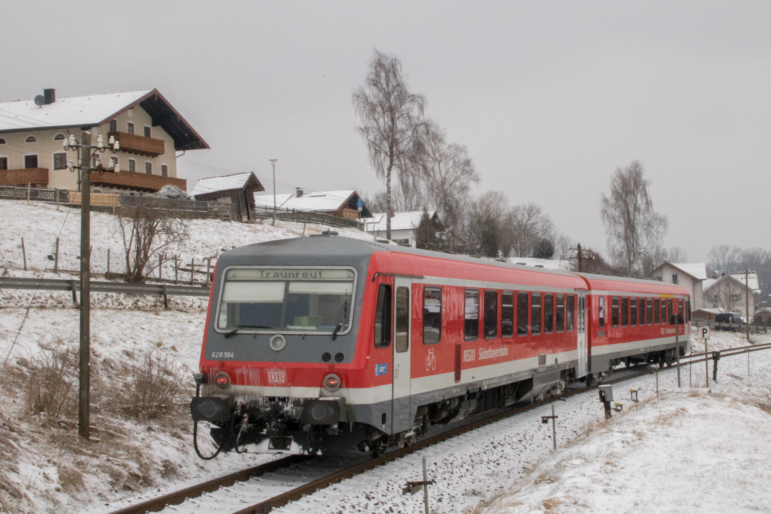 628 584 durchquert Hörpolding auf der Traun-Alz-Bahn, aufgenommen am 20.03.2018.