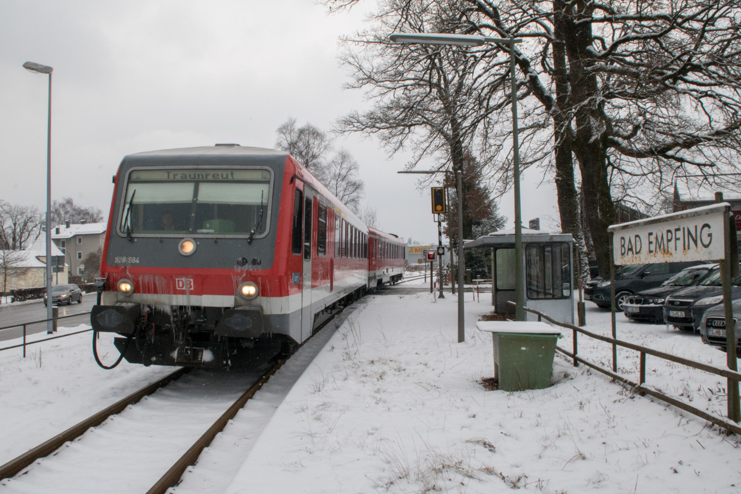 628 584 am stillgelegten Haltepunkt Bad Empfing auf der Traun-Alz-Bahn, aufgenommen am 20.03.2018.