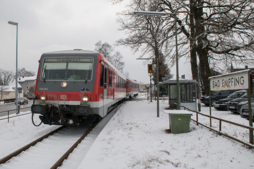 628 584 am stillgelegten Haltepunkt Bad Empfing auf der Traun-Alz-Bahn, aufgenommen am 20.03.2018.
