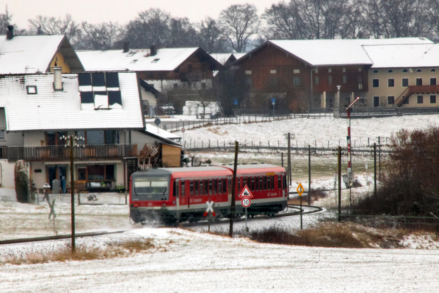 628 584 kurz vor Hörpolding auf der Traun-Alz-Bahn, aufgenommen am 20.03.2018.