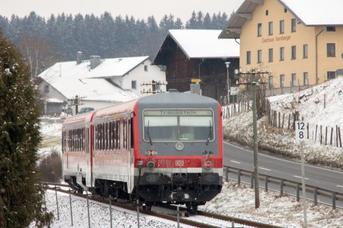 628 584 in der Ortsdurchfahrt von Hörpolding auf der Traun-Alz-Bahn, aufgenommen am 20.03.2018.