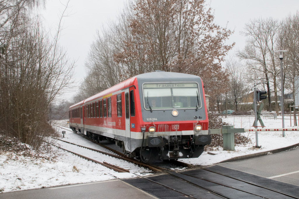 628 584 kurz vor dem Bahnhof Traunreut auf der Traun-Alz-Bahn, aufgenommen am 20.03.2018.