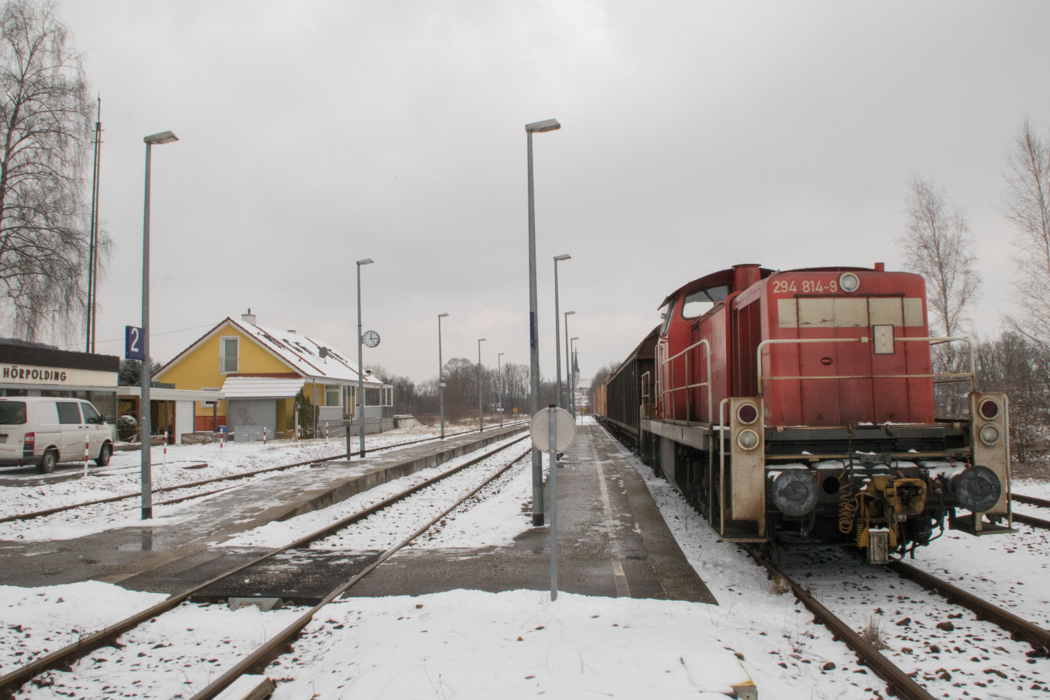 294 814 steht im Bahnhof Hörpolding auf der Traun-Alz-Bahn, aufgenommen am 20.03.2018.