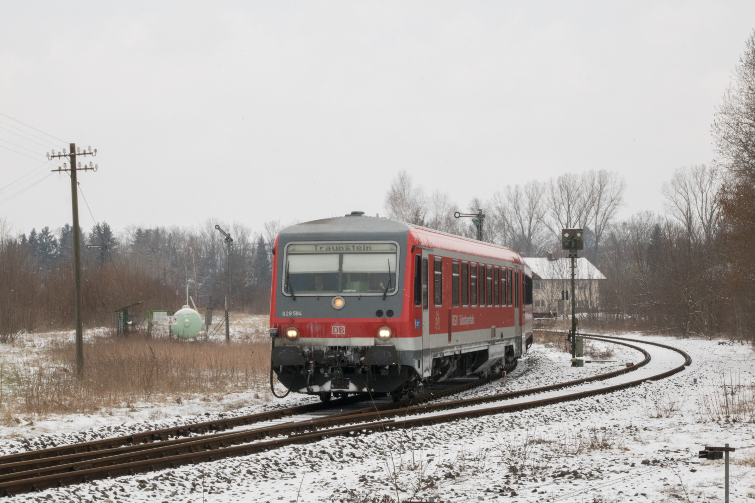 628 584 an den Ausfahrsignalen im Bahnhof Hörpolding auf der Traun-Alz-Bahn, aufgenommen am 20.03.2018.