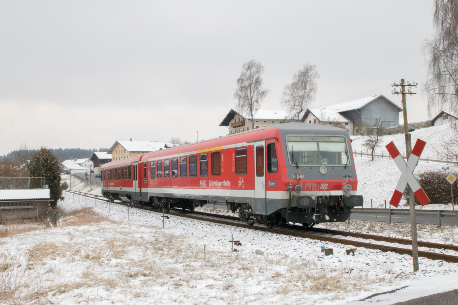 628 584 verlässt Hörpolding in Richtung Traunstein auf der Traun-Alz-Bahn, aufgenommen am 20.03.2018.