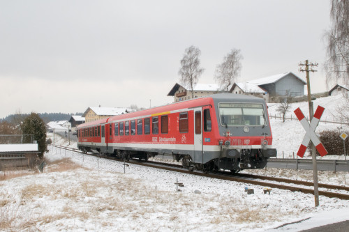 628 584 verlässt Hörpolding in Richtung Traunstein auf der Traun-Alz-Bahn, aufgenommen am 20.03.2018.