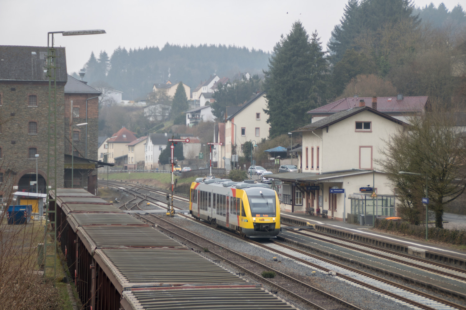 Ein LINT der HLB hält im Bahnhof Löhnberg auf der Lahntalbahn, aufgenommen am 24.03.2018.
