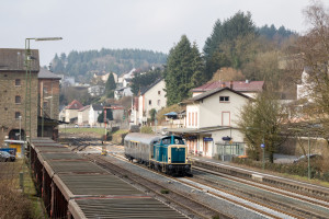 212 372 mit einem Silberling im Bahnhof Löhnberg auf der Lahntalbahn, aufgenommen am 24.03.2018.