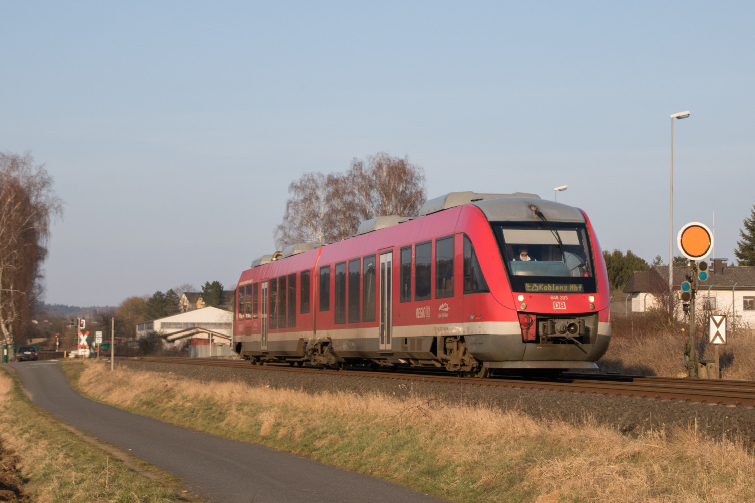 648 203 bei Solms auf der Lahntalbahn, aufgenommen am 24.03.2018.