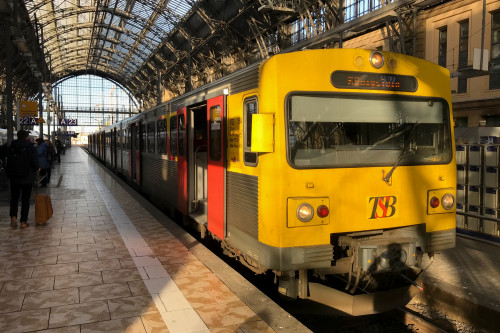 609 018 sonnt sich in der Morgensonne in Frankfurt Hbf, aufgenommen am 03.04.2018.