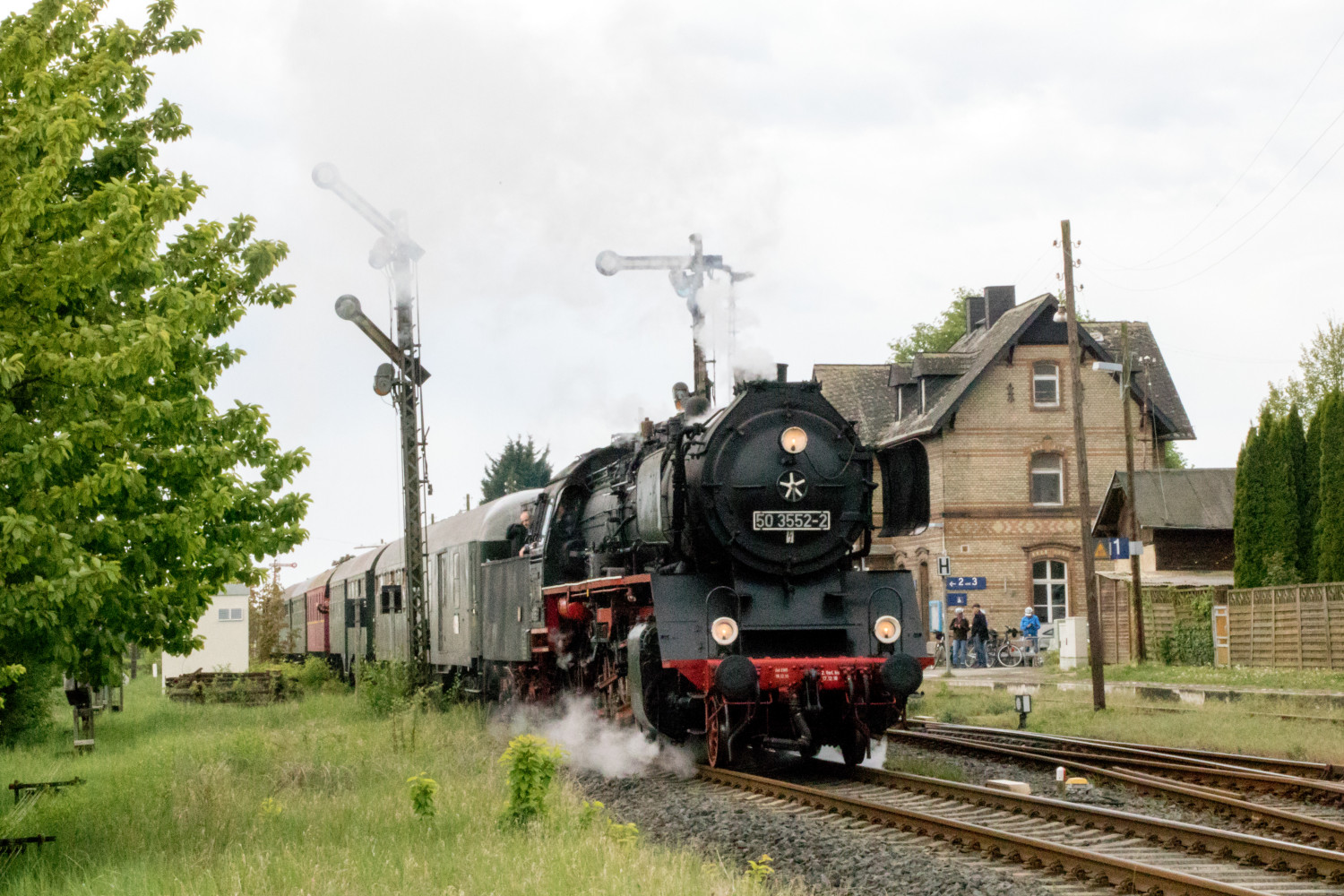 50 3552 verlässt den Bahnhof Beienheim auf der Horlofftalbahn, aufgenommen am 29.04.2018.