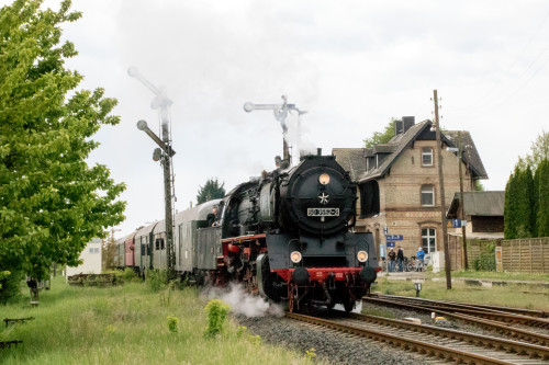 50 3552 verlässt den Bahnhof Beienheim auf der Horlofftalbahn, aufgenommen am 29.04.2018.
