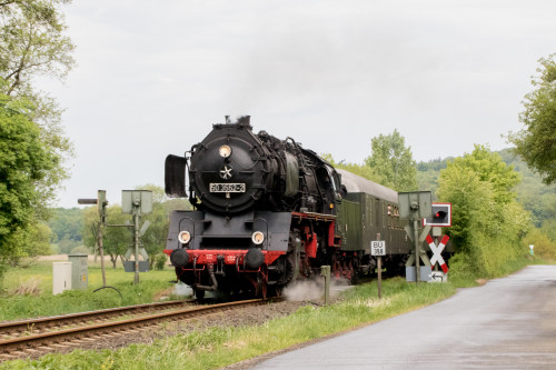 50 3552 überquert einen Bahnübergang bei Randstadt auf der Lahn-Kinzig-Bahn, aufgenommen am 29.04.2018.