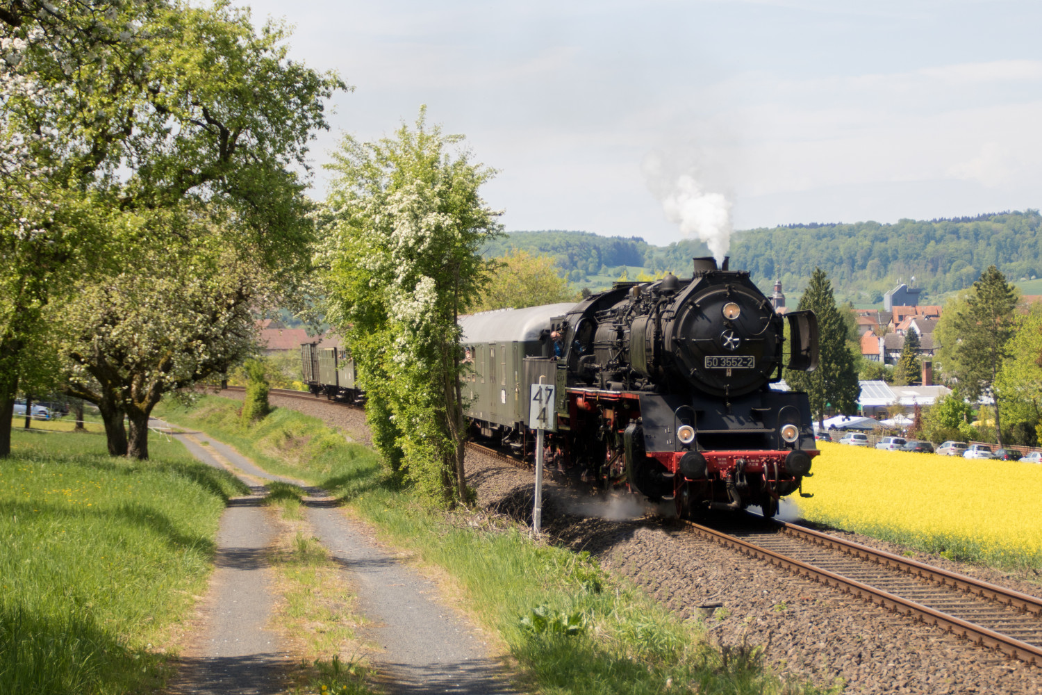 50 3552 am Ortsrand von Glauburg-Stockheim auf der Lahn-Kinzig-Bahn, aufgenommen am 29.04.2018.