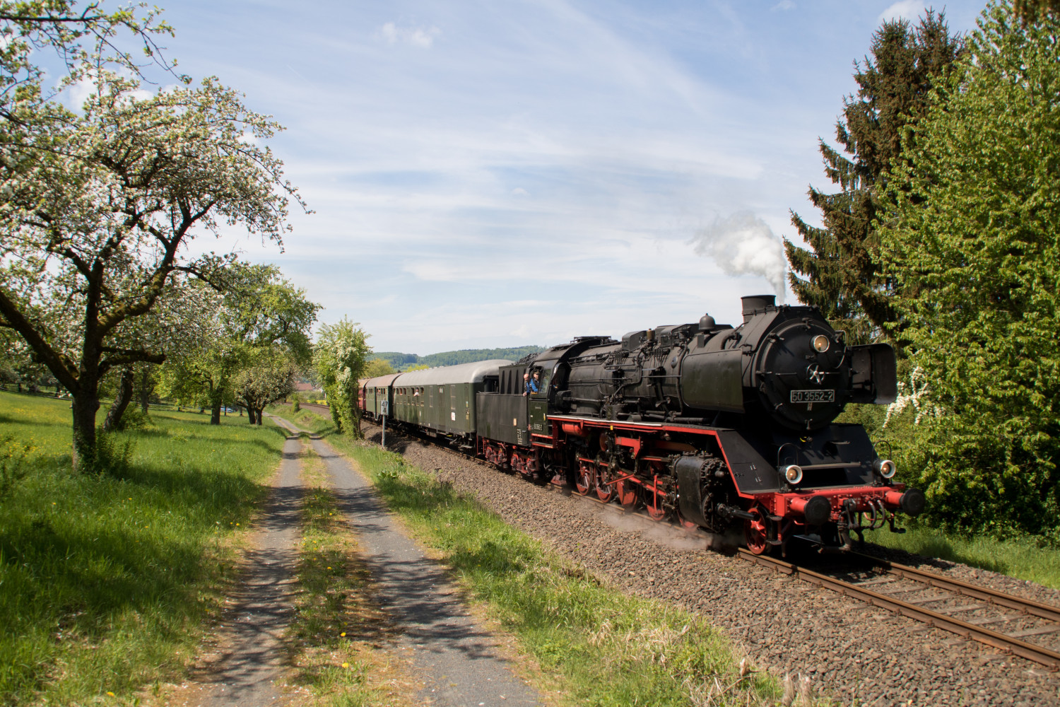 50 3552 am Waldrand bei Glauburg-Stockheim auf der Lahn-Kinzig-Bahn, aufgenommen am 29.04.2018.