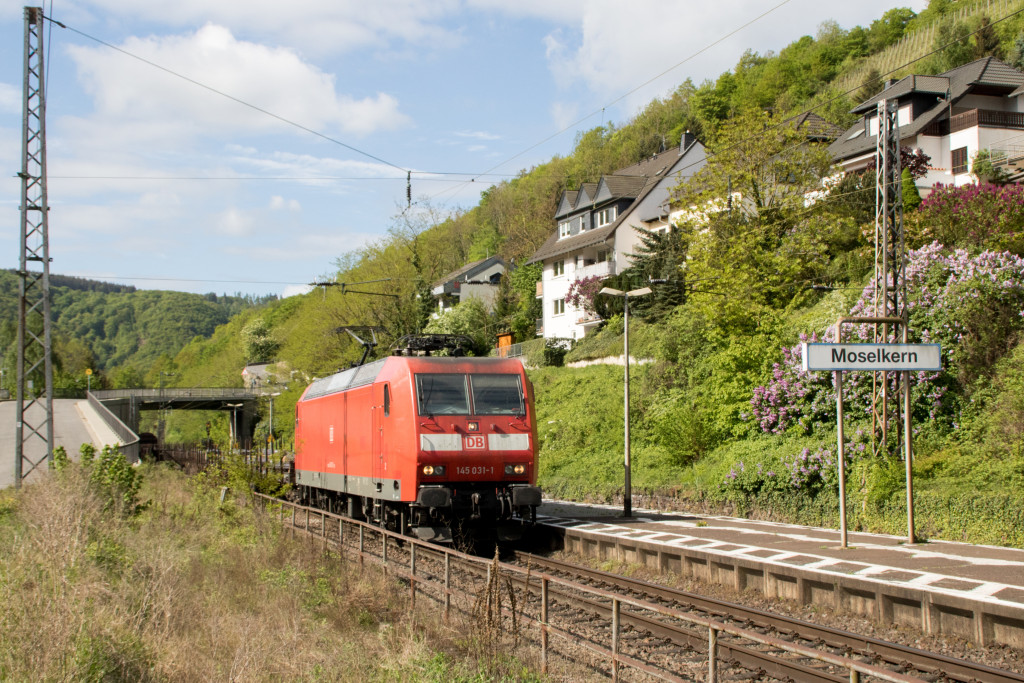 145 031 im Bahnhof Moselkern auf der Moselstrecke, aufgenommen am 28.04.2018.