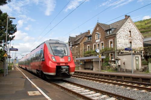 442 206 hält in Pommern auf der Moselstrecke, aufgenommen am 28.04.2018.