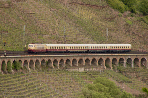 103 113 überquert mit ihrem TEE das Pündericher Hangviadukt auf der Moselstrecke, aufgenommen am 28.04.2018.
