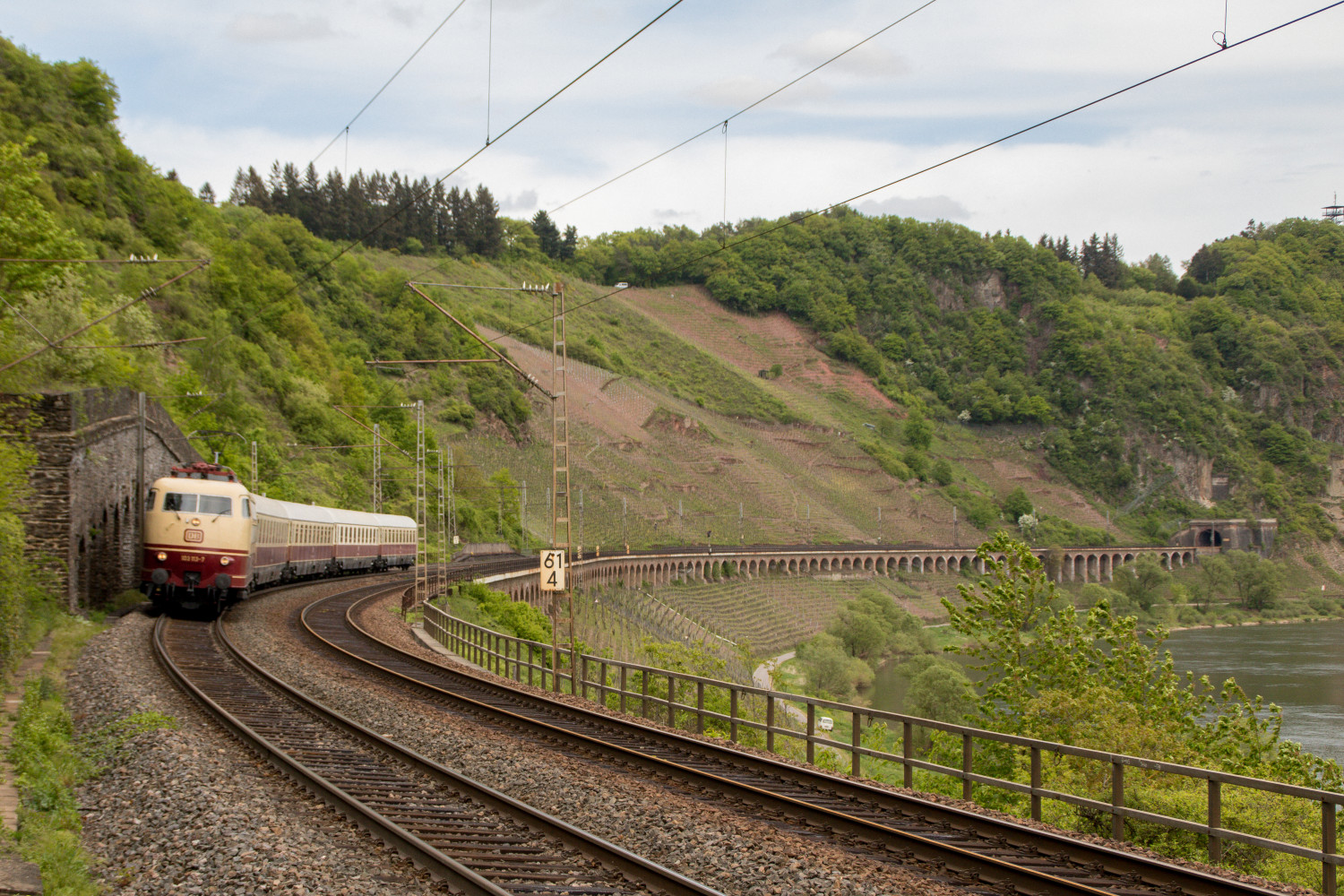 103 113 überquert das Pündericher Hangviadukt auf der Moselstrecke, aufgenommen am 28.04.2018.