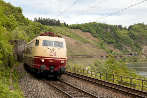 103 113 auf dem Pündericher Hangviadukt auf der Moselstrecke, aufgenommen am 28.04.2018.