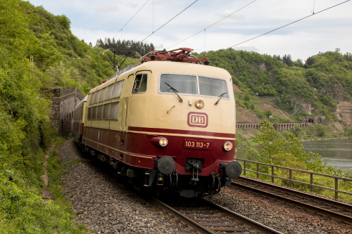 103 113 verlässt das Pündericher Hangviadukt auf der Moselstrecke, aufgenommen am 28.04.2018.