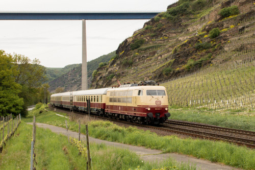 103 113 bei Winningen auf der Moselstrecke, aufgenommen am 28.04.2018.