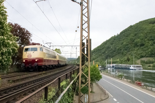 103 113 auf dem Viadukt bei Winningen auf der Moselstrecke, aufgenommen am 28.04.2018.