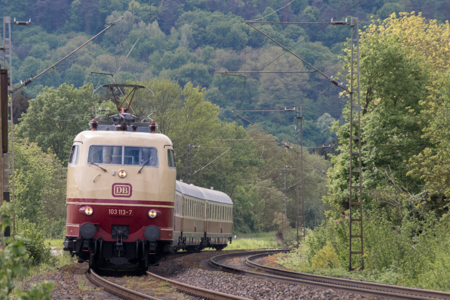 103 113 bei Koblenz-Güls auf der Moselstrecke, aufgenommen am 01.05.2018.