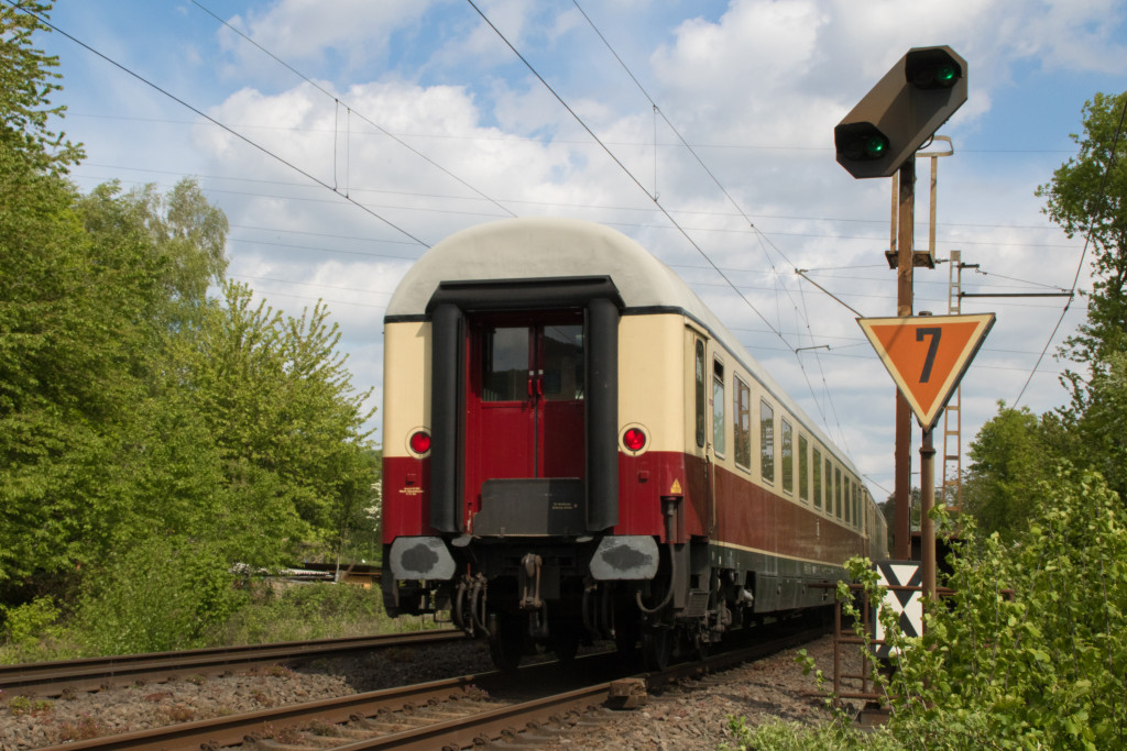 Ein TEE-Sonderzug verschwindet hinter dem Vorsignal bei Koblenz-Güls, aufgenommen am 01.05.2018.