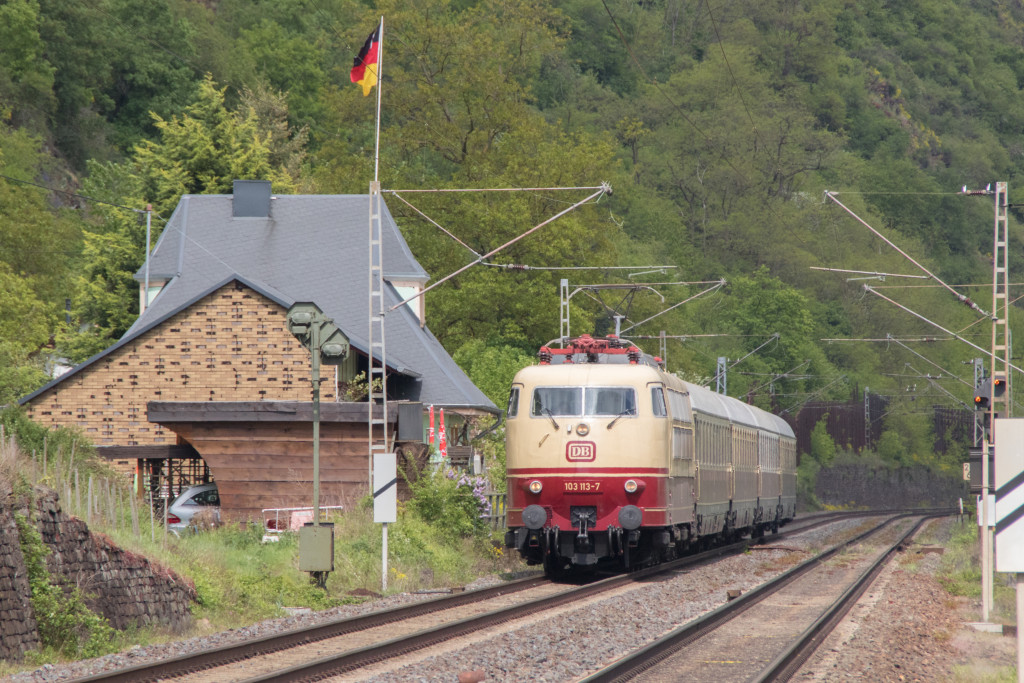 103 113 an einem Haus bei Moselkern auf der Moselstrecke, aufgenommen am 01.05.2018.