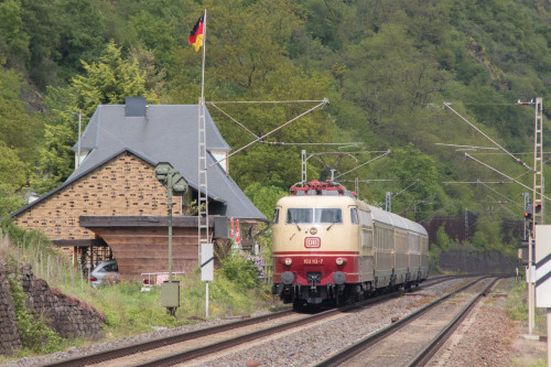 103 113 an einem Haus bei Moselkern auf der Moselstrecke, aufgenommen am 01.05.2018.