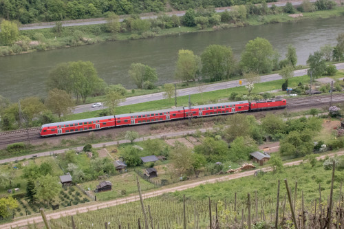 Eine 143 ist mit ihren Doppelstockwagen bei Moselkern auf der Moselstrecke unterwegs, aufgenommen am 01.05.2018.