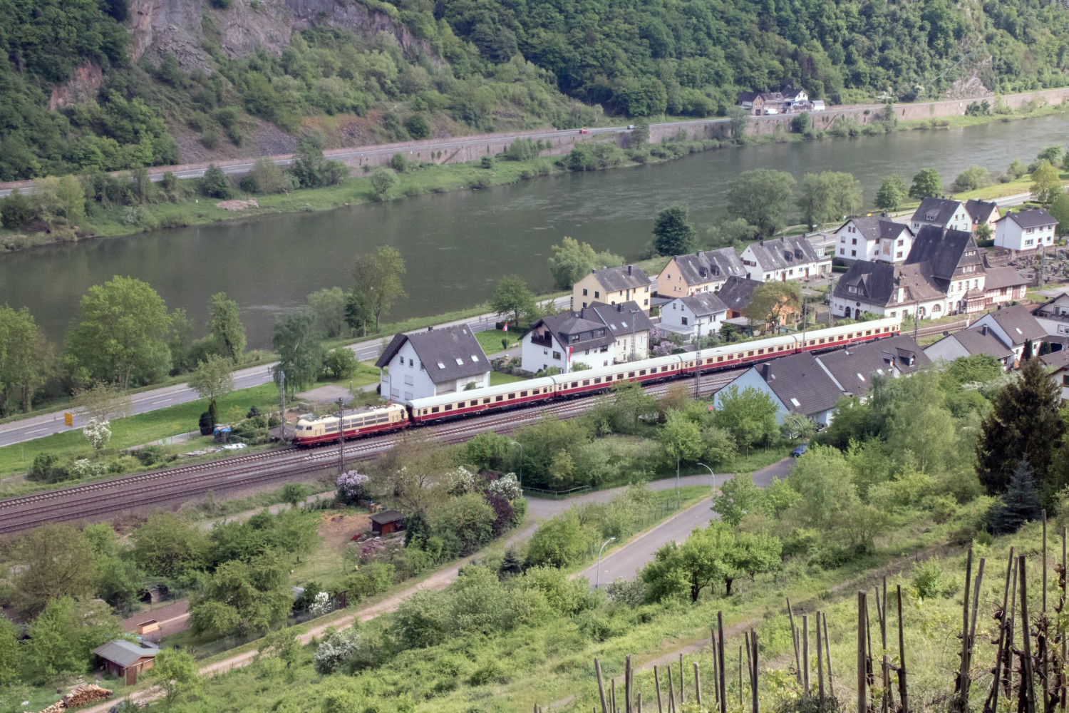 103 113 verlässt den Bahnhof Moselkern auf der Moselstrecke, aufgenommen am 01.05.2018.