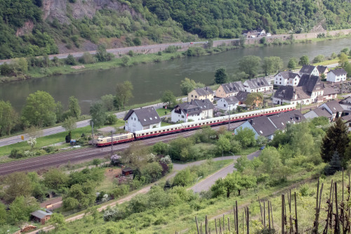103 113 verlässt den Bahnhof Moselkern auf der Moselstrecke, aufgenommen am 01.05.2018.
