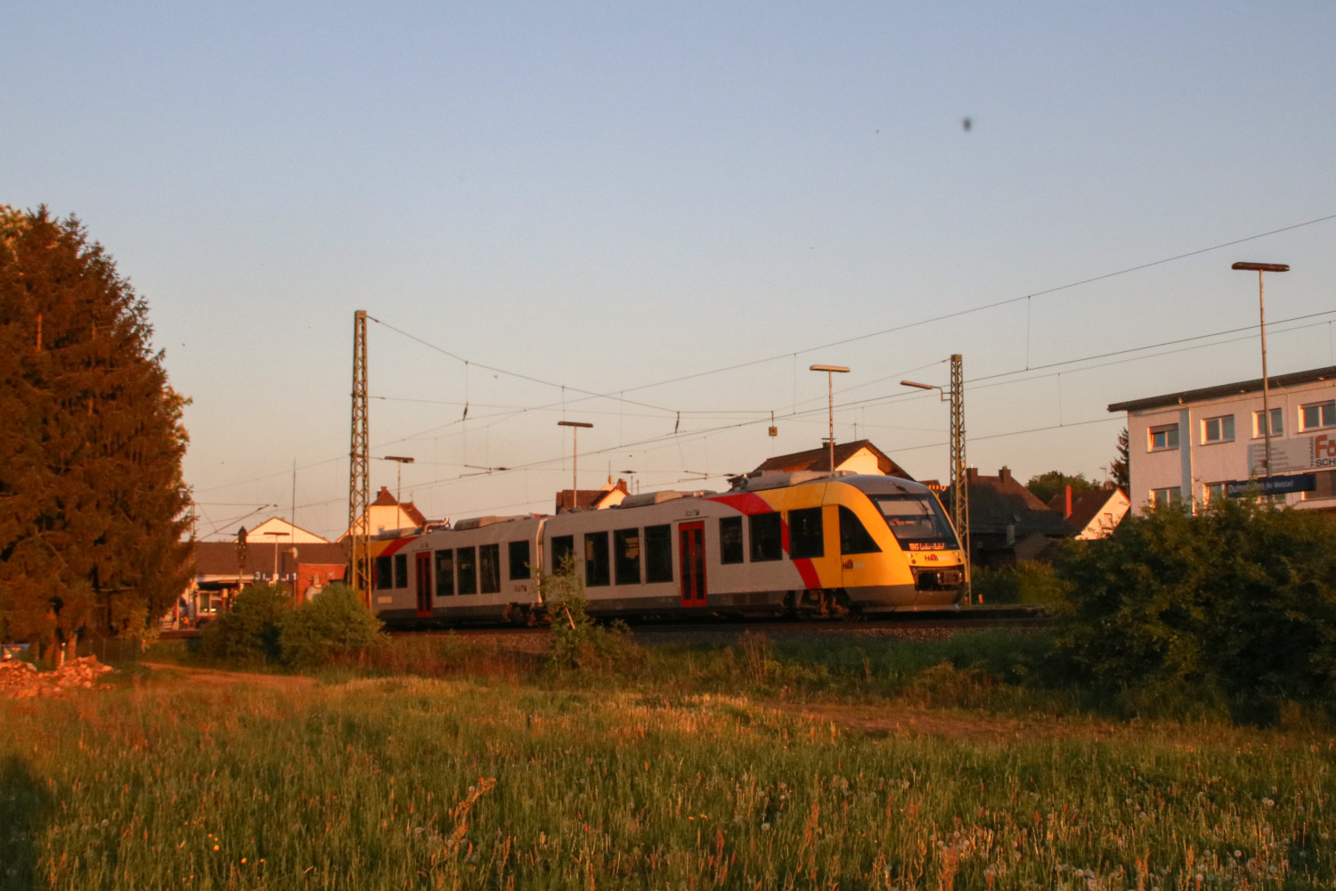 Ein LINT der HLB sonnt sich im Abendlicht im Bahnhof Dutenhofen auf der Dillstrecke, aufgenommen am 08.05.2018.