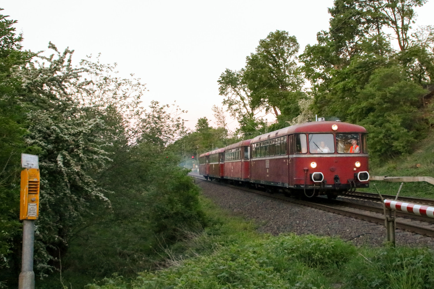 798 829 an einer Anrufschranke bei Gießen auf der Dillstrecke, aufgenommen am 08.05.2018.