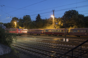 im Bahnhof Gießen-Bergwald stehen neben einer 151 798 829, 998 184, 798 589 und 996 310, aufgenommen am 08.05.2018.