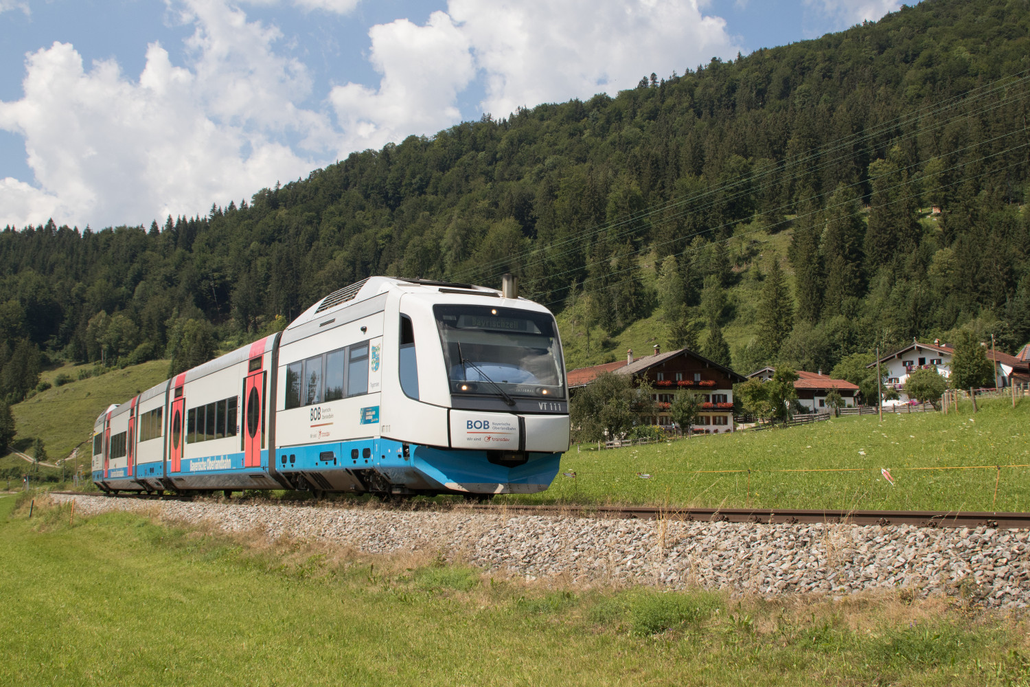 609 111 an einer Siedlung bei Osterhofen, aufgenommen am 18.07.2018.