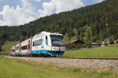 609 111 an einer Siedlung bei Osterhofen, aufgenommen am 18.07.2018.