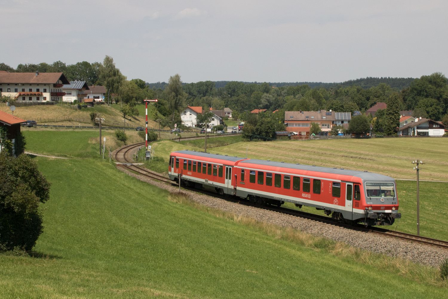 628 537 bei Hörpolding auf der Traun-Alz-Bahn, aufgenommen am 20.07.2018.