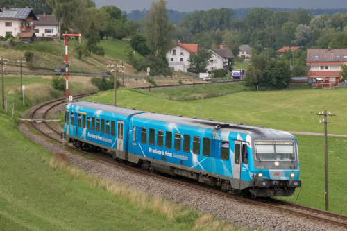 628 424 verlässt Hörpolding auf der Traun-Alz-Bahn, aufgenommen am 23.07.2018.