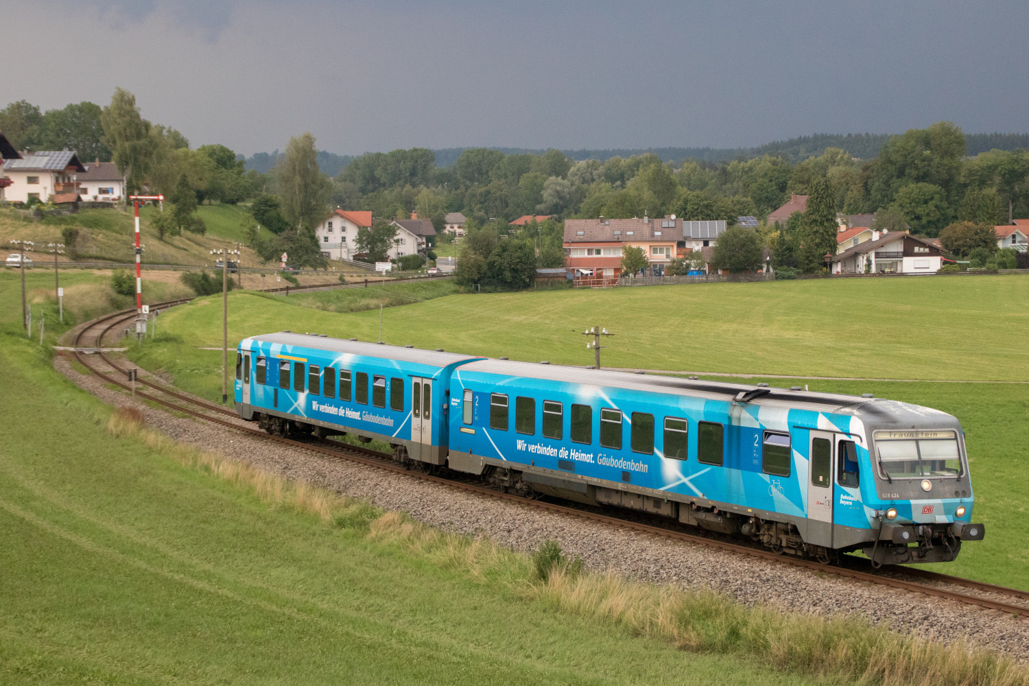 628 424 bei Hörpolding auf der Traun-Alz-Bahn, aufgenommen am 23.07.2018.