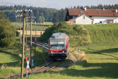 628 627 in der S-Kurve bei Hörpolding auf der Traun-Alz-Bahn, aufgenommen am 24.07.2018.