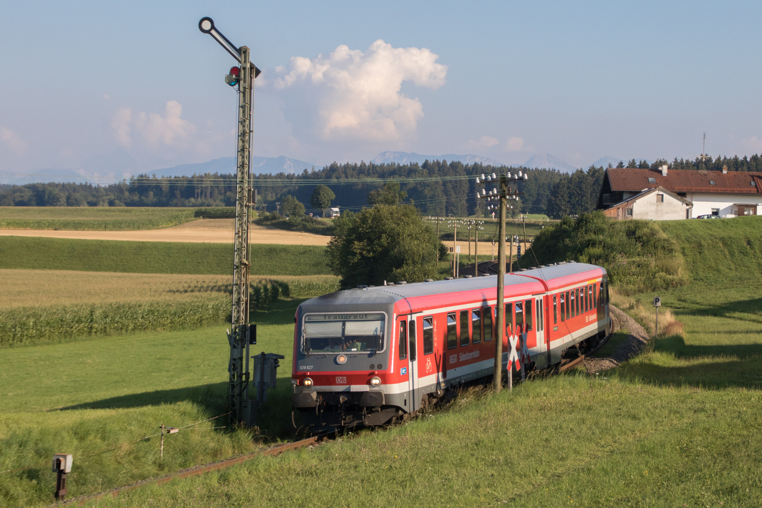 628 627 am Einfahrsignal von Hörpolding auf der Traun-Alz-Bahn, aufgenommen am 24.07.2018.