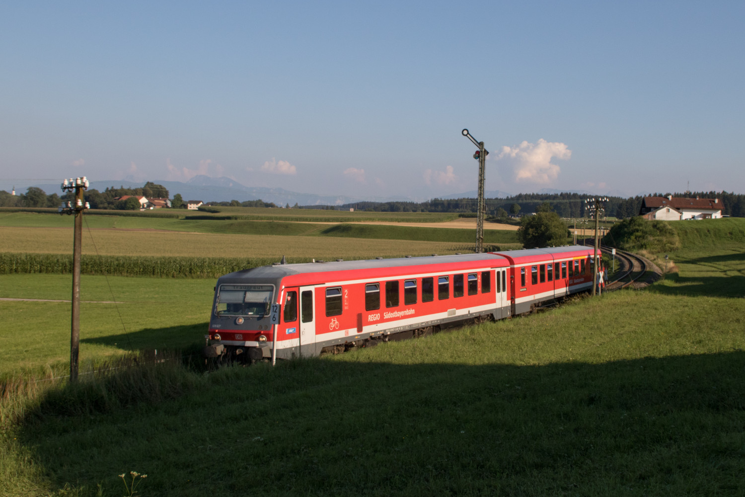628 627 im Feld bei Hörpolding auf der Traun-Alz-Bahn, aufgenommen am 24.07.2018.