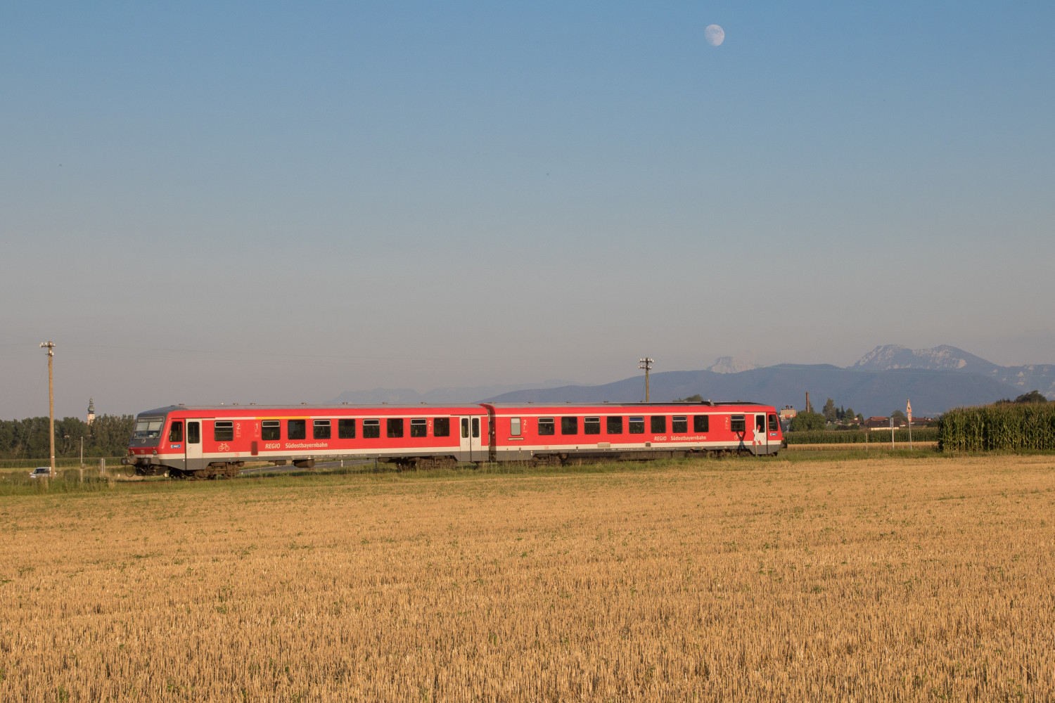 628 559 im Feld bei Matzing auf der Traun-Alz-Bahn, aufgenommen am 24.07.2018.