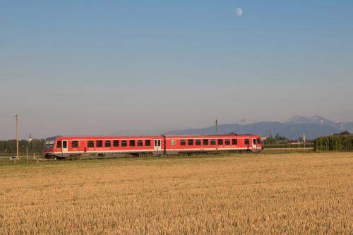 628 559 im Feld bei Matzing auf der Traun-Alz-Bahn, aufgenommen am 24.07.2018.