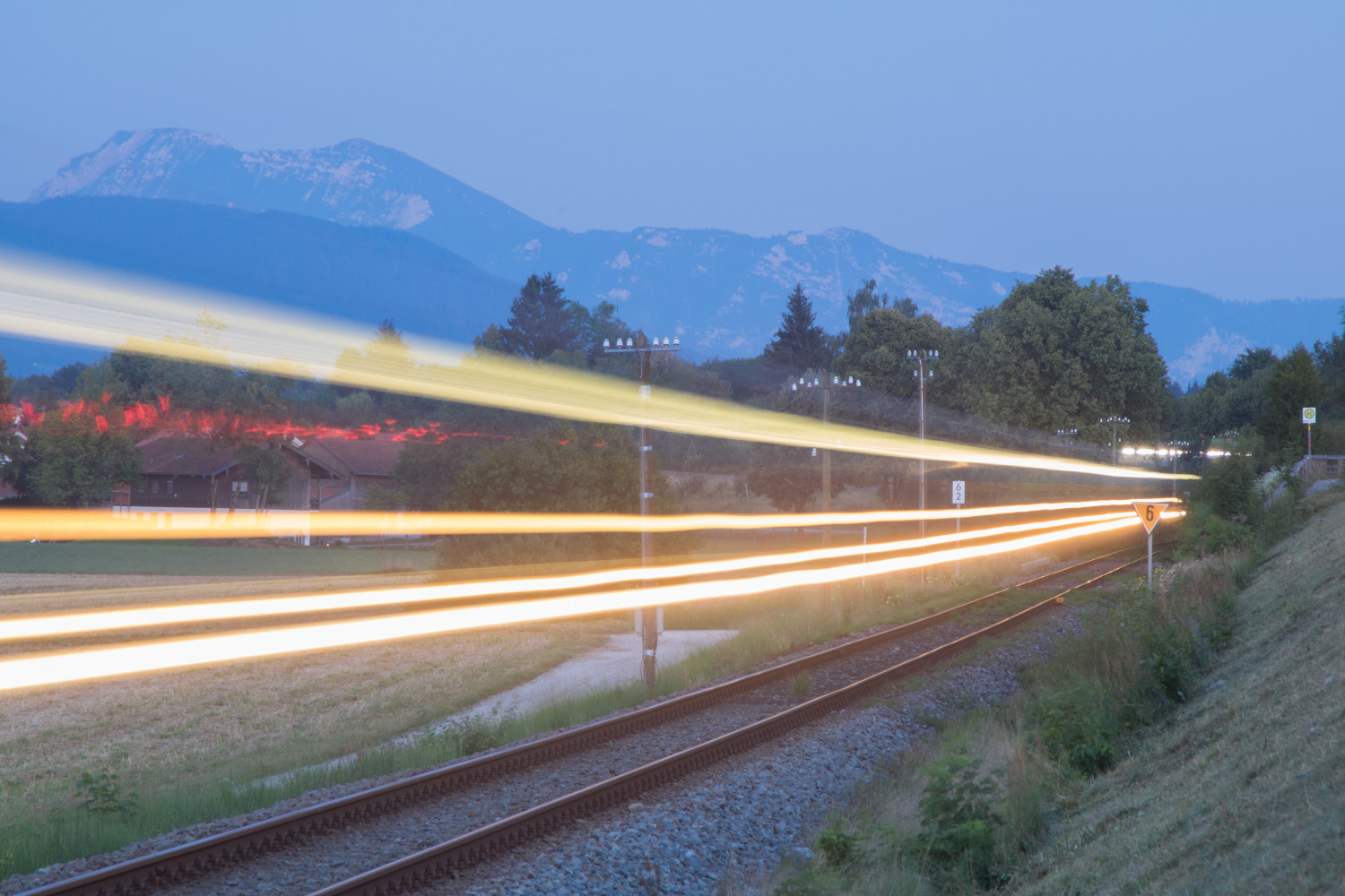 628 627 als Langzeitbelichtung bei Aiging auf der Traun-Alz-Bahn, aufgenommen am 24.07.2018.
