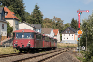 798 829, 996 310, 798 589 und 998 184 verlassen Löhnberg in Richtung Weilburg, aufgenommen am 18.08.2018 auf der Lahntalbahn.