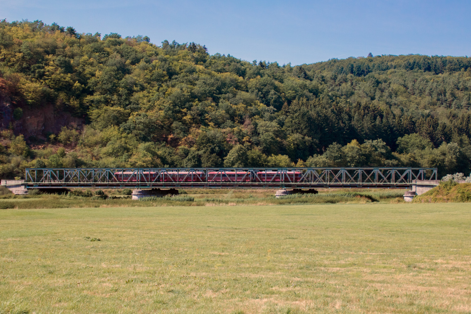 798 829, 998 184, 798 589 und 996 310 überqueren die Lahnbrücke bei Stockhausen auf der Lahntalbahn, aufgenommen am 18.08.2018.